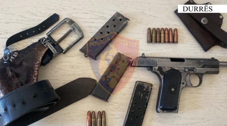 Kontrolle për të arrestuar 32-vjeçarin e kërkuar, policia i gjen në banesë një pistoletë