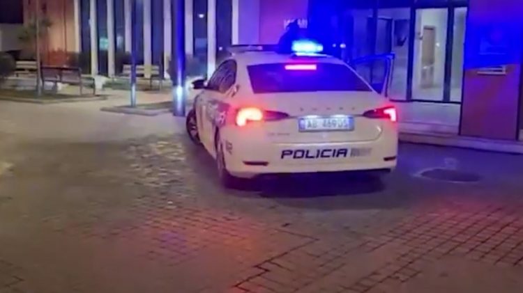 Tiranë/41-vjeçari kërcënon me kallashnikov familjen, ndërhyn policia