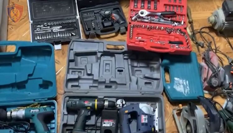 Vidhte banesat bashkë me djalin e mitur, arrestohet 52-vjeçari