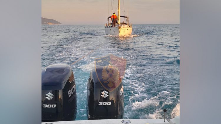 Veliera e turistëve të huaj pëson defekt, Policia Kufitare e Vlorës u shkon në ndihmë