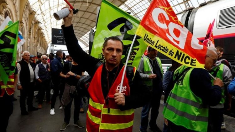 Macron zotohet të vazhdojë reformën e pensioneve, qytetarët vijojnë protestat në Francë