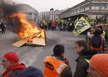 Vijojnë protestat në Francë/ Marrin pjesë 2 milionë protestues, 175 policë të plagosur