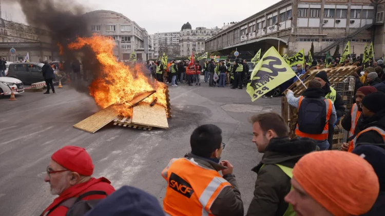 Vijojnë protestat në Francë/ Marrin pjesë 2 milionë protestues, 175 policë të plagosur