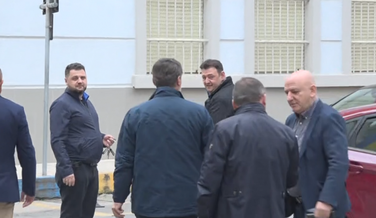 Alibeaj mbledh Kryesinë dhe grupin parlamentar në godinën e re të PD
