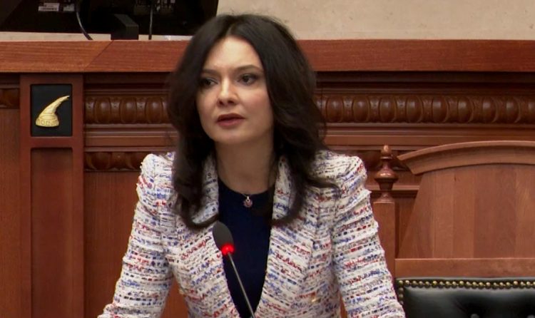 Arrestimi i nënës lehonë/ Spiropali thirrje gjykatësit: Ta lirojë sot dhe jo nesër