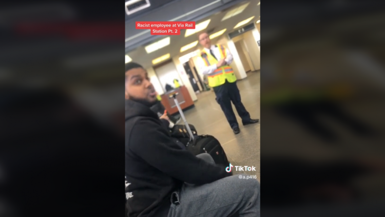 “Mos u fal këtu brenda”, punonjësi nuk lejon që muslimani të falet në stacionin e trenit