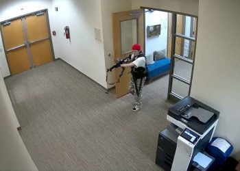 VIDEO/ Momenti kur 28-vjeçarja hyn brenda shkollës në SHBA dhe qëllon me kallashnikov