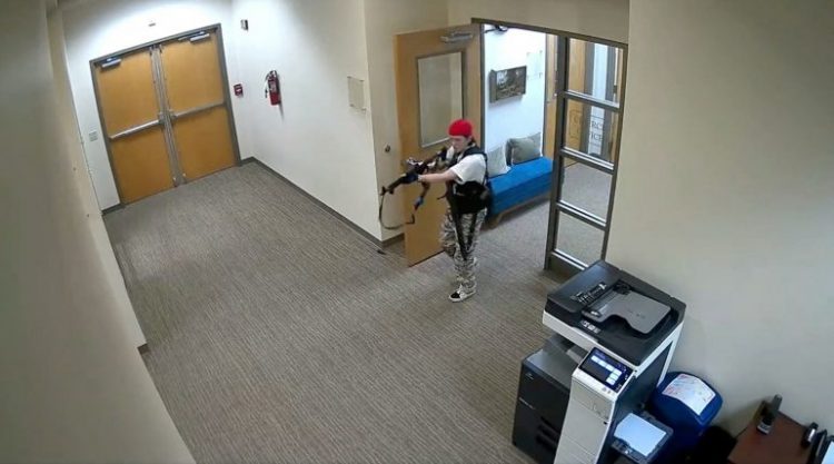 VIDEO/ Momenti kur 28-vjeçarja hyn brenda shkollës në SHBA dhe qëllon me kallashnikov