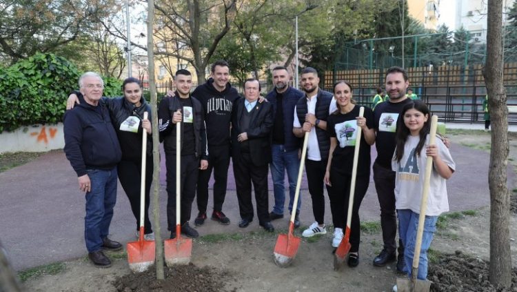 Veliaj mbjell pemë me familjarët e Arjan Salës, heroit që shpëtoi 20 jetë nga flakët