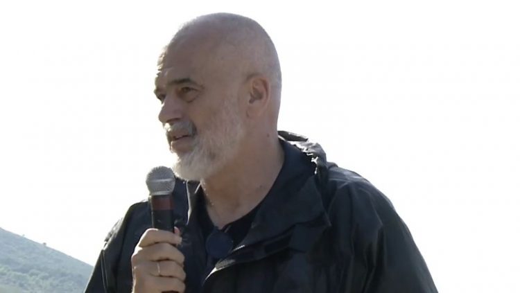 Ramës i ndërpret fjalën socialisti i veshur me blu: Thashë se tha rroftë zorra qorre