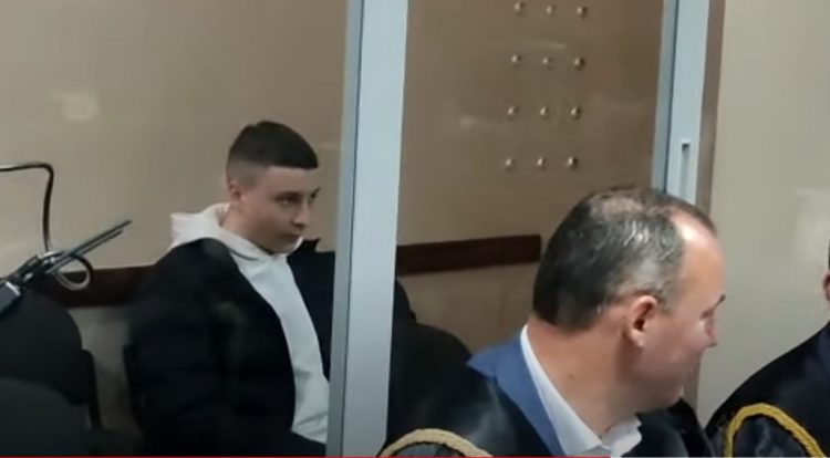 Video/I qetë brenda kafazit, del para gjykatës një nga autorët e vrasjes të 20-vjeçarit