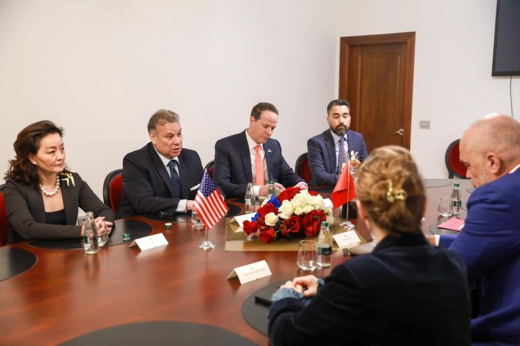 Ambasada amerikane për vizitën e Escobar: Nënvizon rëndësinë e zgjedhjeve të 14 majit