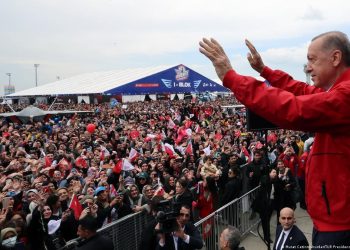 Erdogan i rikthehet fushatës zgjedhore të Turqisë pas problemeve shëndetësore