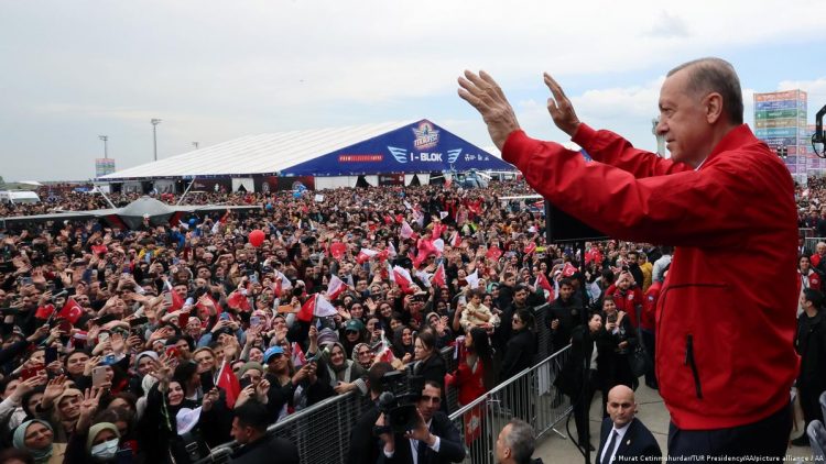Erdogan i rikthehet fushatës zgjedhore të Turqisë pas problemeve shëndetësore