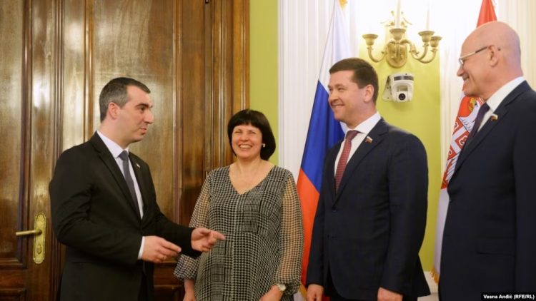 Parlamenti serb hapi dyert për deputetët e sanksionuar rusë