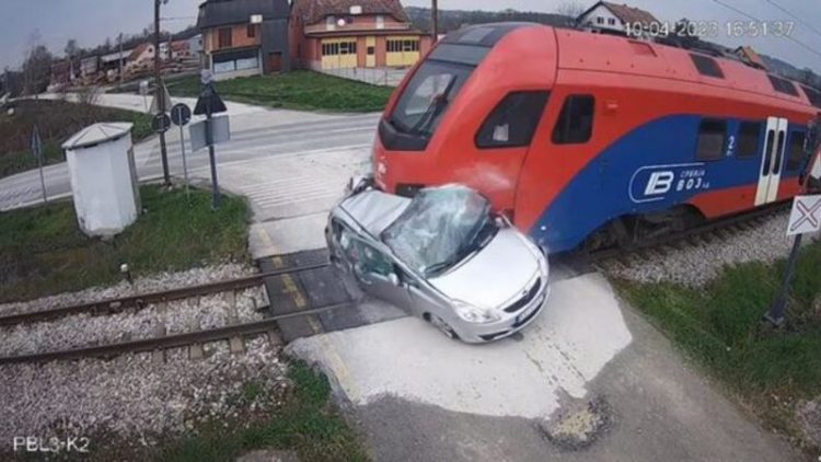 VIDEO/ Aksident i frikshëm në Serbi, treni ‘merr përpara’ automjetin