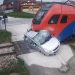VIDEO/ Aksident i frikshëm në Serbi, treni ‘merr përpara’ automjetin
