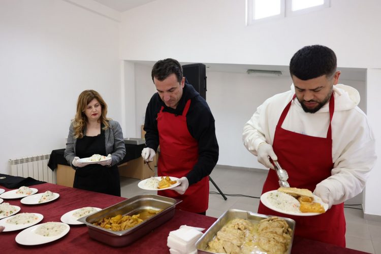 Veliaj dhe Noizy shërbejnë drekën e Fitër Bajramit në qendrën sociale