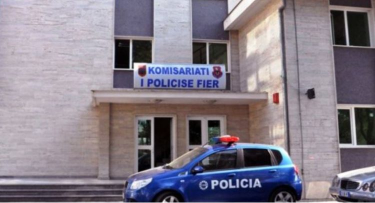 Fier/ I riu godet me sende të forta avokatin brenda zyrës së tij