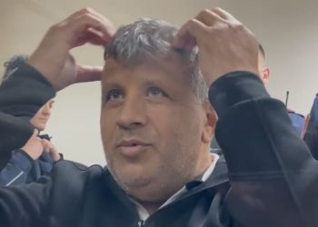 Më i shqetësuar për flokët se për masën e sigurisë, habit rumuni në Korçë