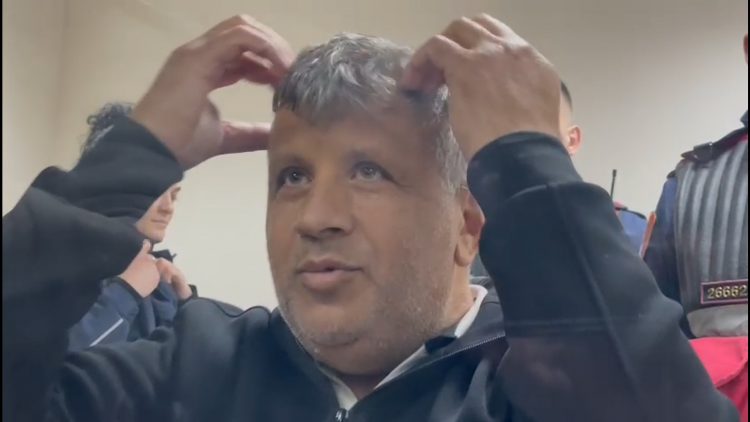 Më i shqetësuar për flokët se për masën e sigurisë, habit rumuni në Korçë