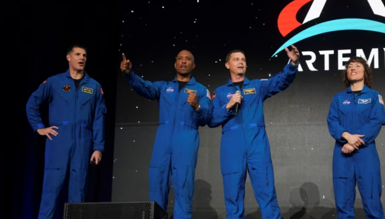 NASA zgjedh ekuipazhin që do të fluturojë drejt hënës, mes tyre edhe një grua