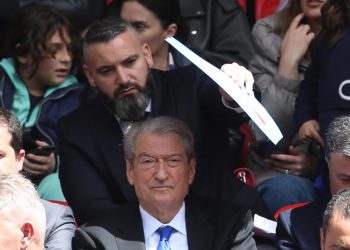 Foto/ Dielli “bezdis” Berishën, truproja i bën hije me pankartën e koalicionit
