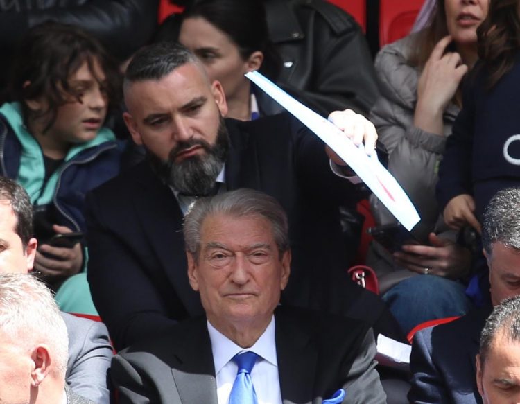 Foto/ Dielli “bezdis” Berishën, truproja i bën hije me pankartën e koalicionit