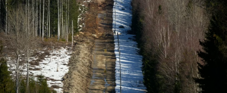 Dy javë pas anëtarësimit në NATO, Finlanda vendos tela me gjemba në kufirin me Rusinë