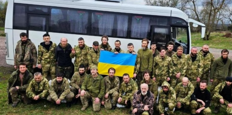 130 ushtarë ukrainas janë liruar në “Shkëmbimin e madh të të burgosurve për Pashkë”