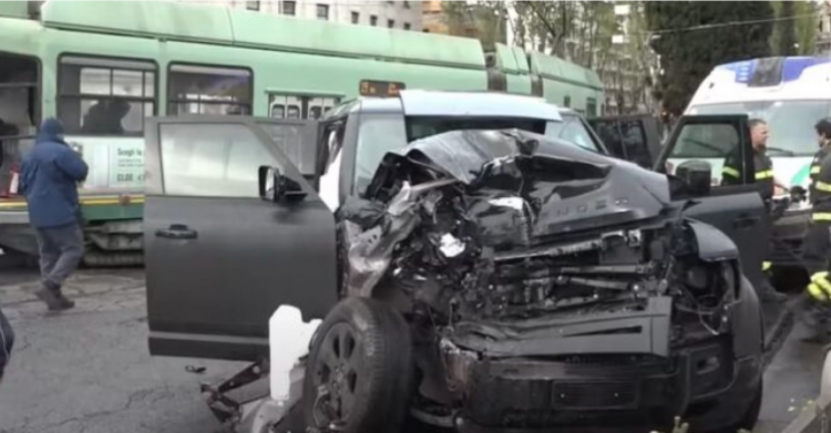 Kaloi me semafor të kuq, futbollisti i Lazios përplaset me tramvajin