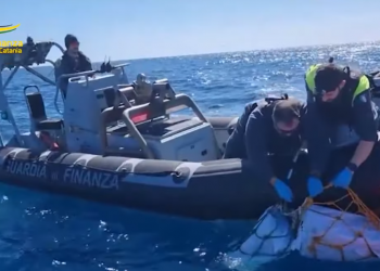 Itali/ Publikohen pamjet, si u gjet 2 ton kokainë në mes të detit