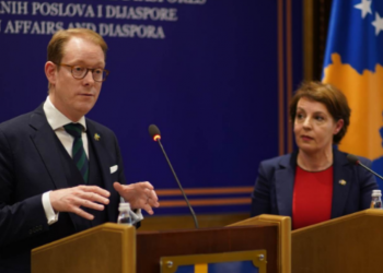 Ministri i jashtëm suedez kërkon zbatim të marrëveshjes Kosovë-Serbi