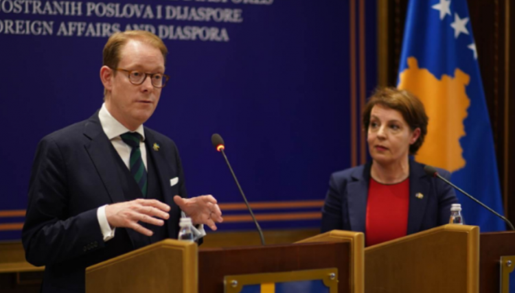 Ministri i jashtëm suedez kërkon zbatim të marrëveshjes Kosovë-Serbi