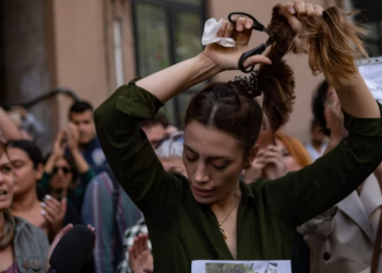 Irani instalon kamera në vende publike për të identifikuar gratë pa shami