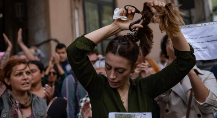 Irani instalon kamera në vende publike për të identifikuar gratë pa shami