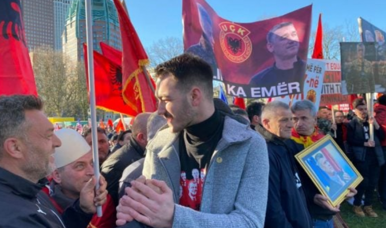 Shqiptarët në mbështetje të ish-krerëve të UÇK-së, mes tyre edhe djali i Kadri Veselit