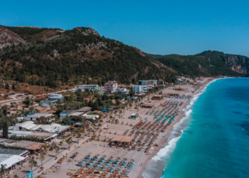 Daily Mail për fshatin turistik të Dhërmiut: Perla e fshehur e Evropës