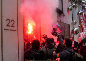 Protestuesit e zemëruar sulmojnë zyrat e Louis Vuitton në Francë