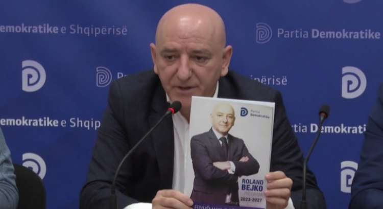 Roland Bejko me “libër” në fushatë: Ne programin e kemi gati