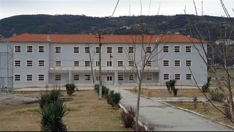 I rrahu mbesën, tezja dhunon mësuesen e shkollës 9-vjeçare të Memaliajt