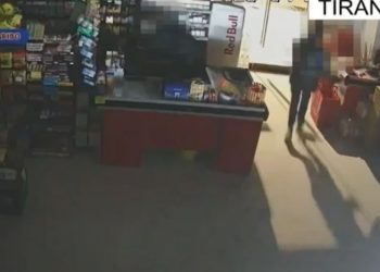 Publikohen pamjet, si i grabisnin adoleshentët marketet në Tiranë