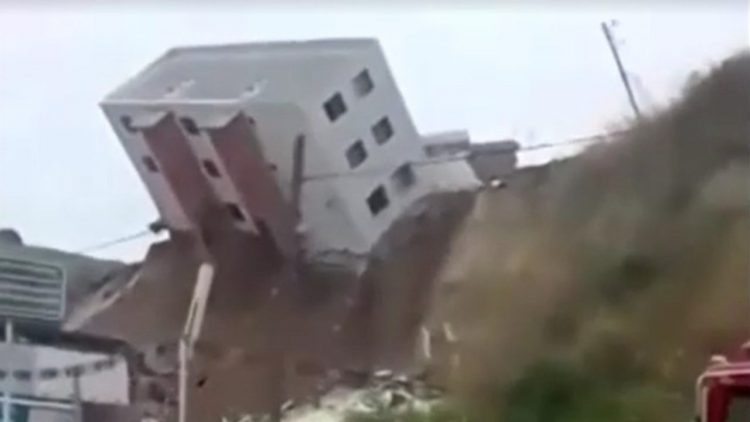 Momenti i frikshëm në Meksikë, shembja e dheut shkatërron pallatin