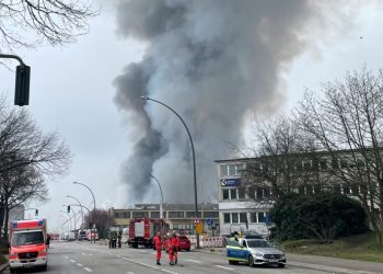 Shpërthim zjarri në depot në Hamburg, polica ngre alarmin për qytetarët