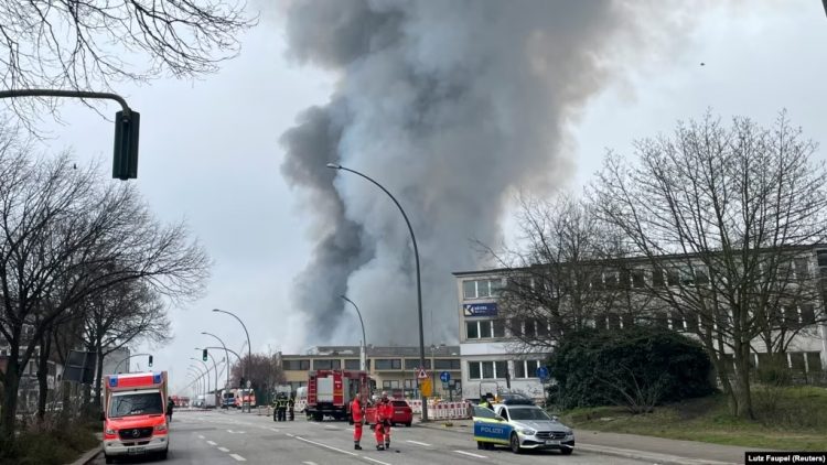 Shpërthim zjarri në depot në Hamburg, polica ngre alarmin për qytetarët