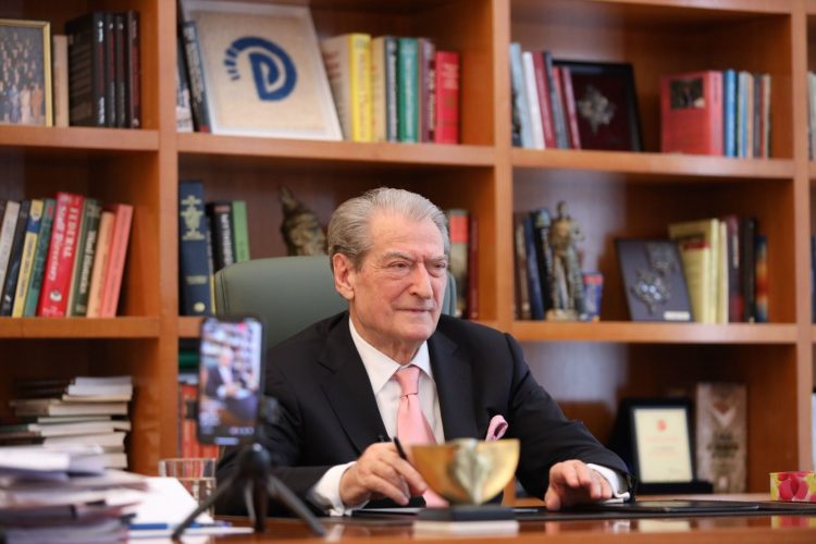 “Zonja Rama humbet kontrollin dhe…”, Berisha: Thjeshtra vrapon pas tenderave