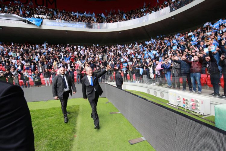 Live/Berisha mbërrin në Air Albania, koalicioni “Bashkë Fitojmë” nis zyrtarisht fushatën