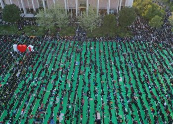 Mijëra besimtarë myslimanë falin Namazin në sheshin Skënderbej