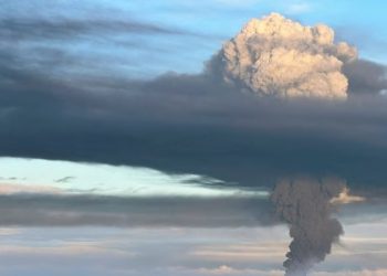 Zjarr i madh në Krime pas sulmit me dron