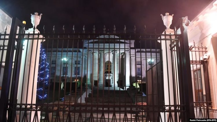 Polonia sekuestron ndërtesën e shkollës ruse në Varshavë